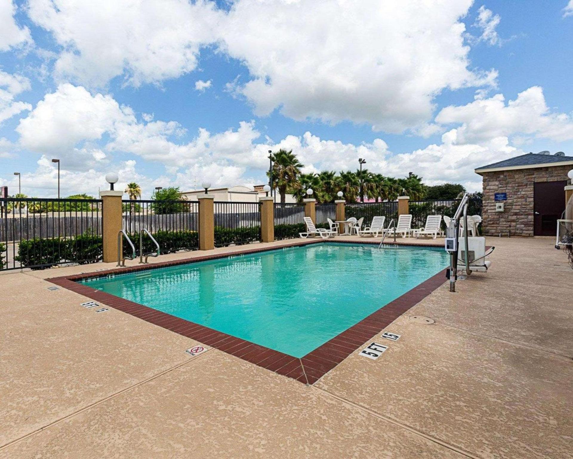 Days Inn & Suites by Wyndham Houston / West Energy Corridor photo 32