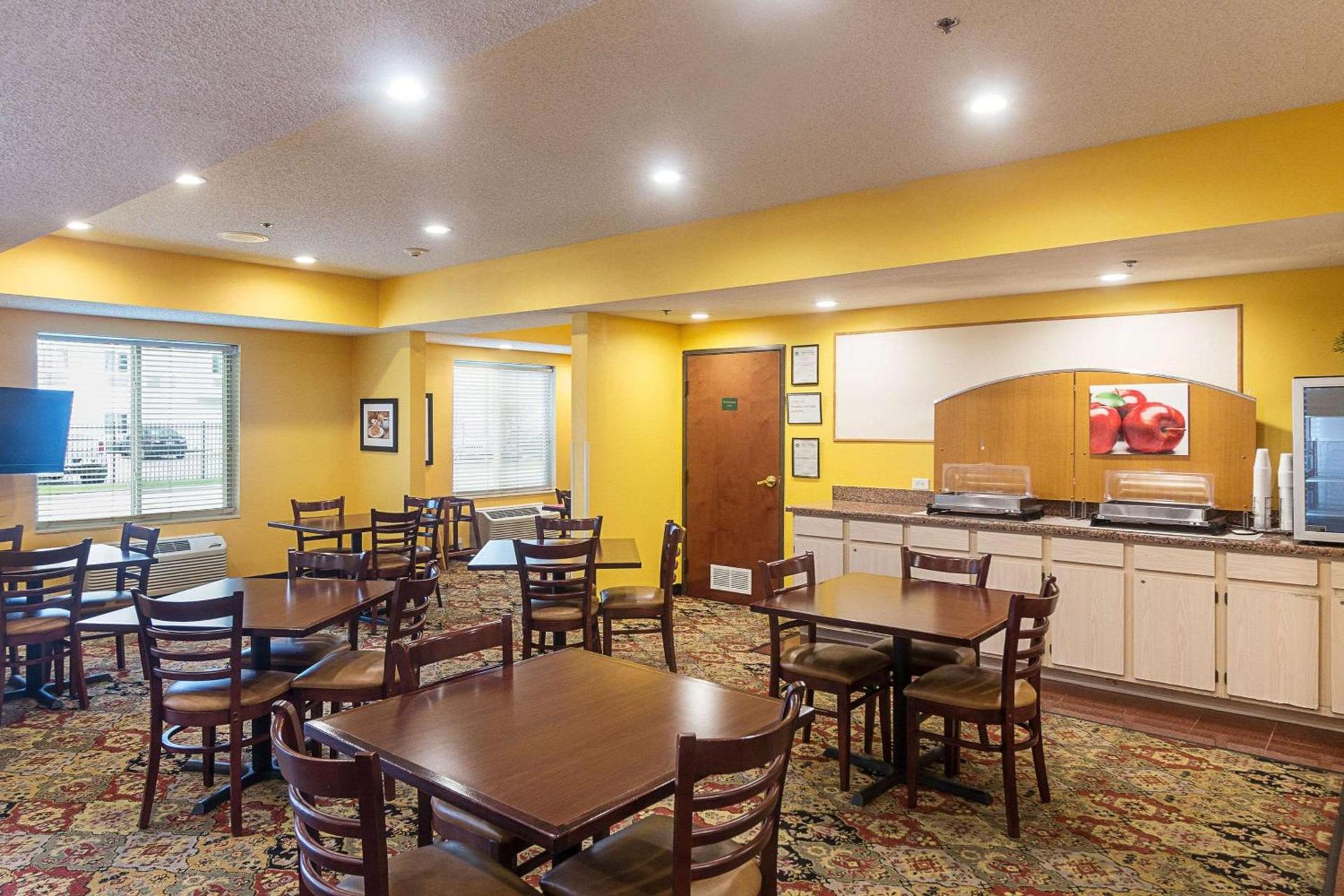 Quality Inn & Suites West Chase photo 6