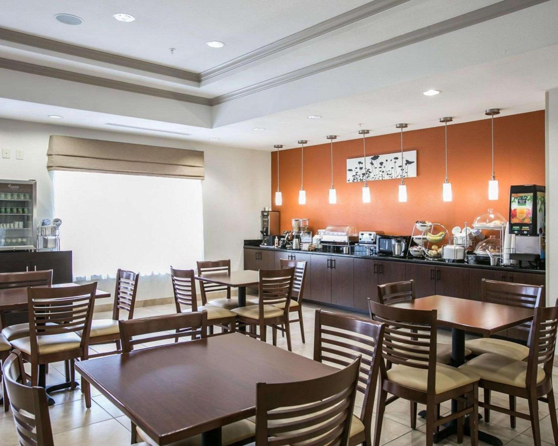 Restwell Inn & Suites I-45 North photo 5