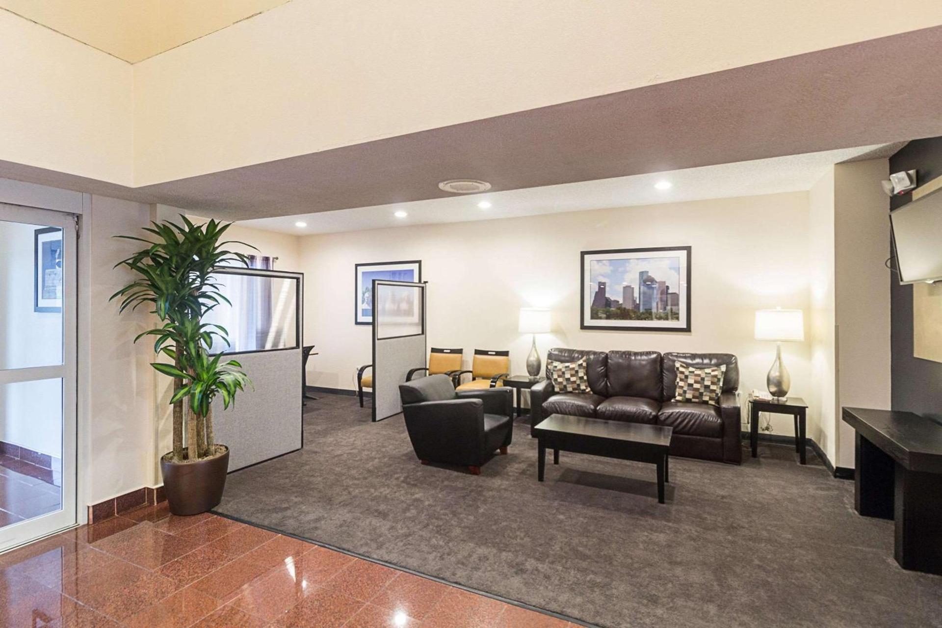 Quality Inn & Suites West Chase photo 23