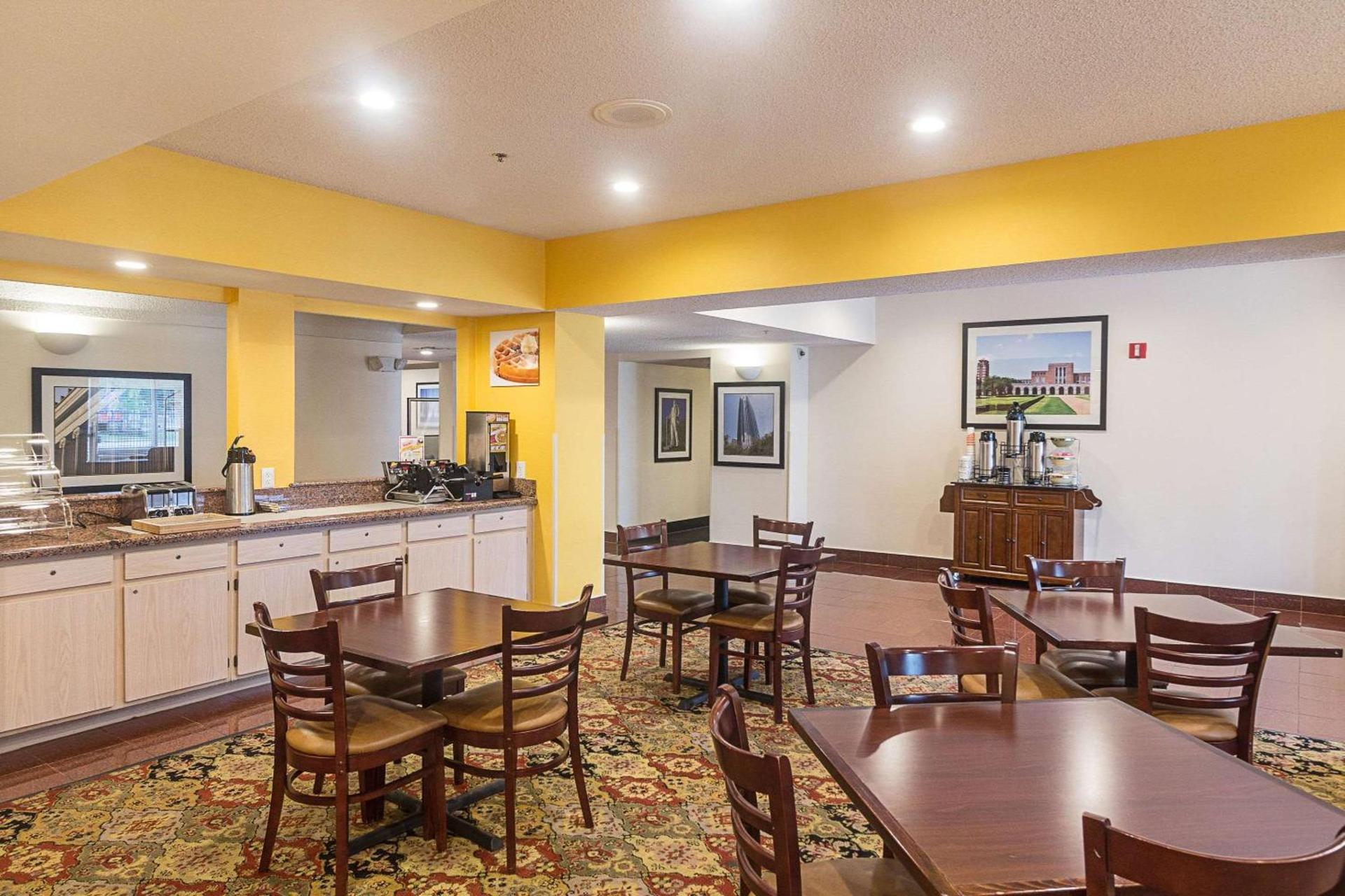 Quality Inn & Suites West Chase photo 5