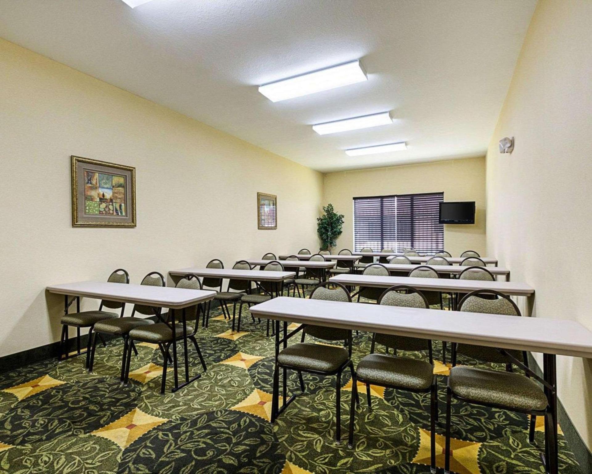 Days Inn & Suites by Wyndham Houston / West Energy Corridor photo 31