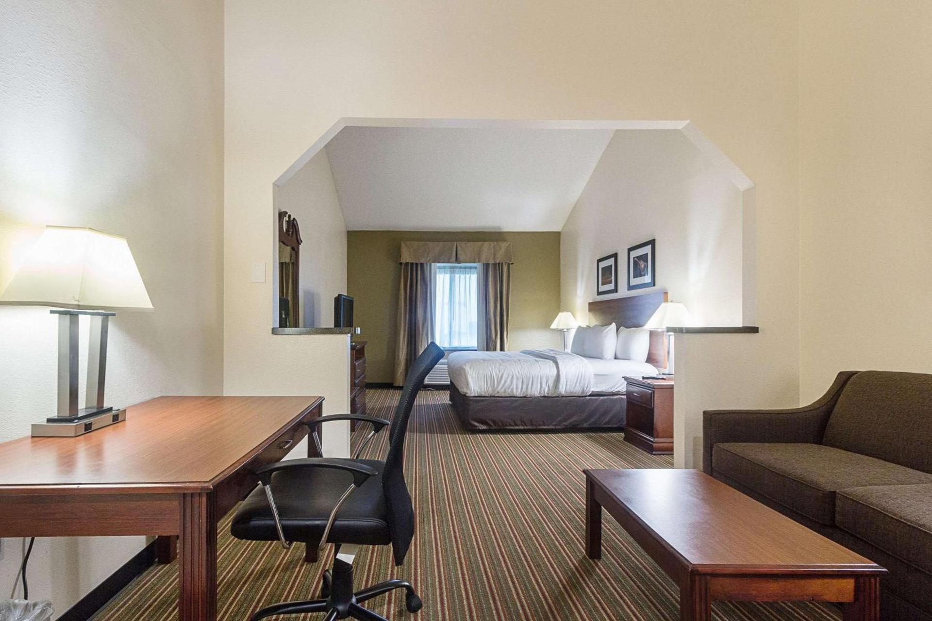 Quality Inn & Suites West Chase photo 2