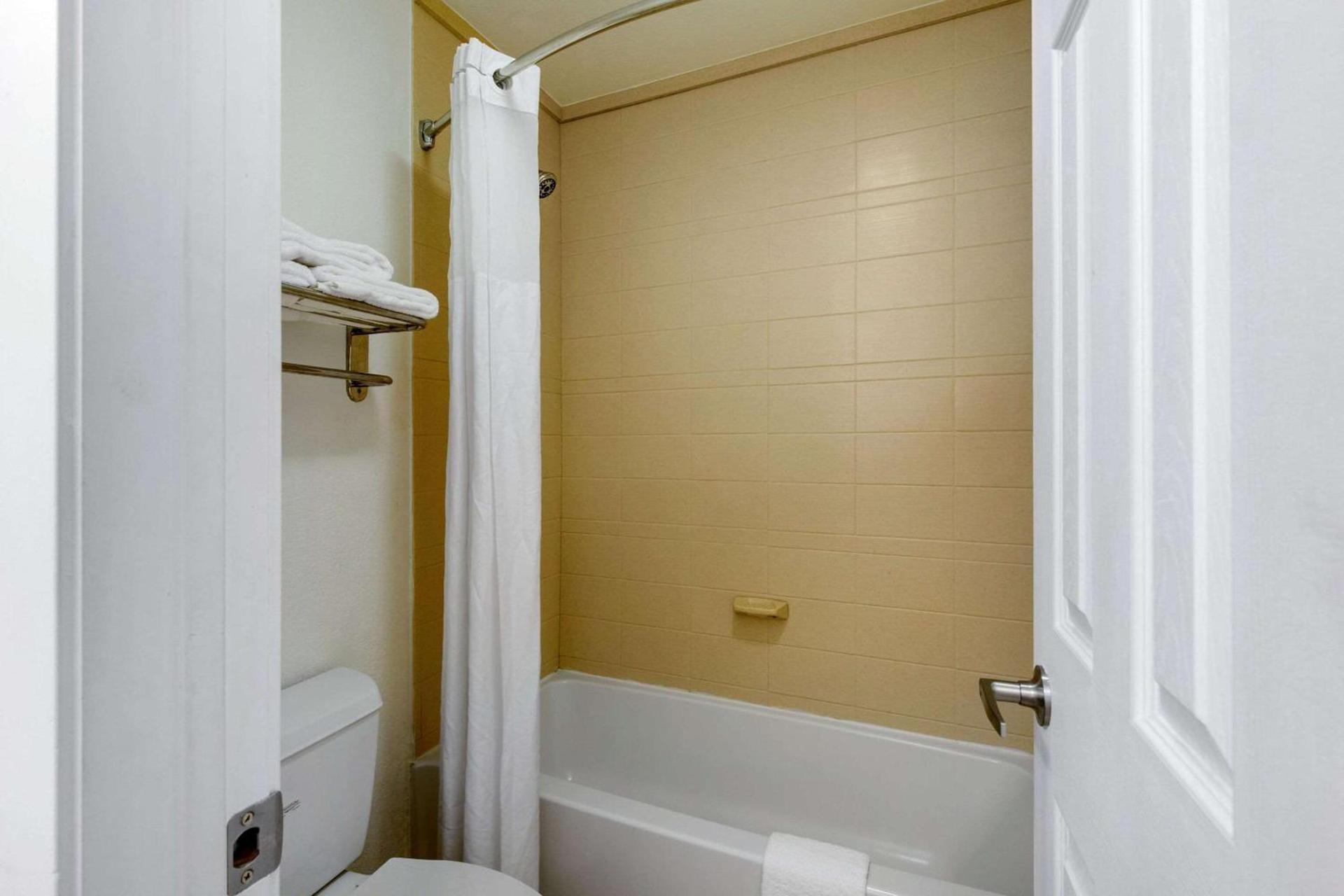 Quality Inn Clute Freeport photo 5