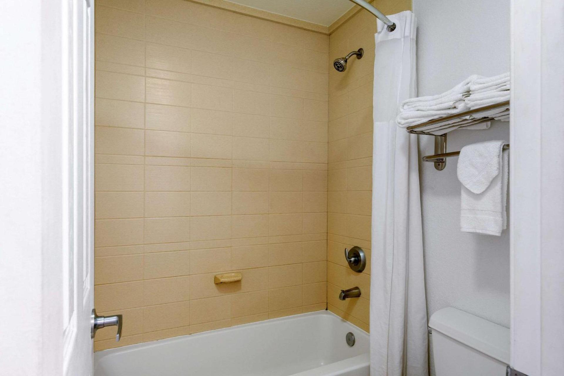 Quality Inn Clute Freeport photo 6