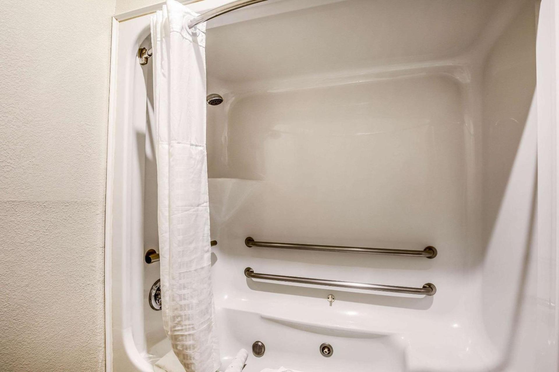 Quality Inn & Suites Seabrook- NASA- Kemah photo 23