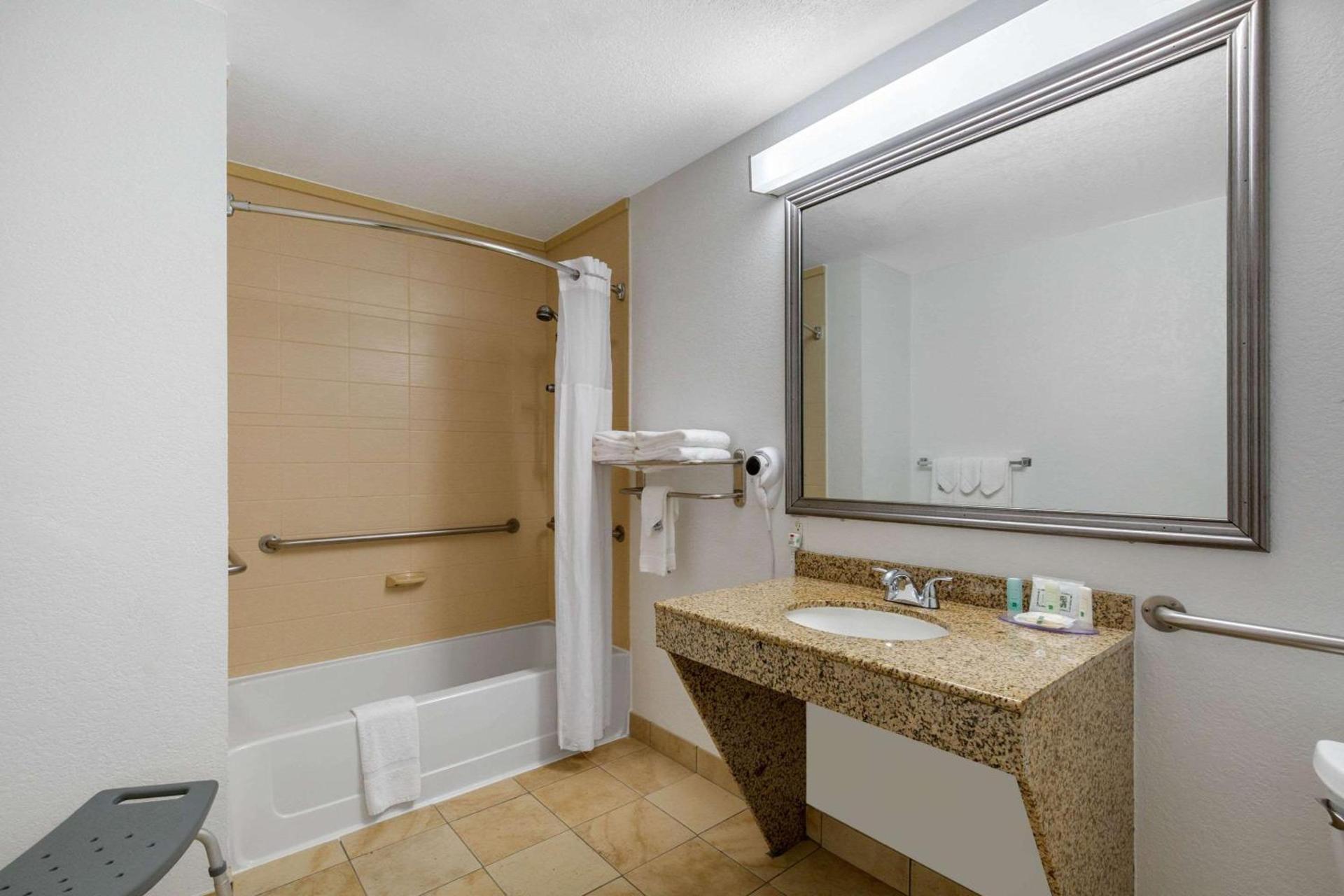 Quality Inn Clute Freeport photo 21