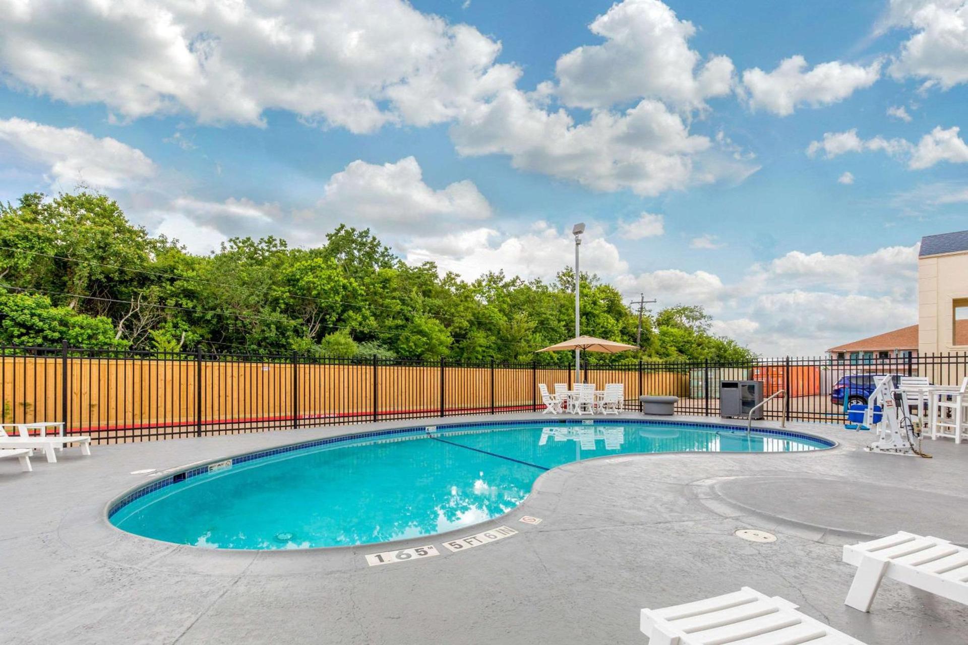 Quality Inn Clute Freeport photo 28