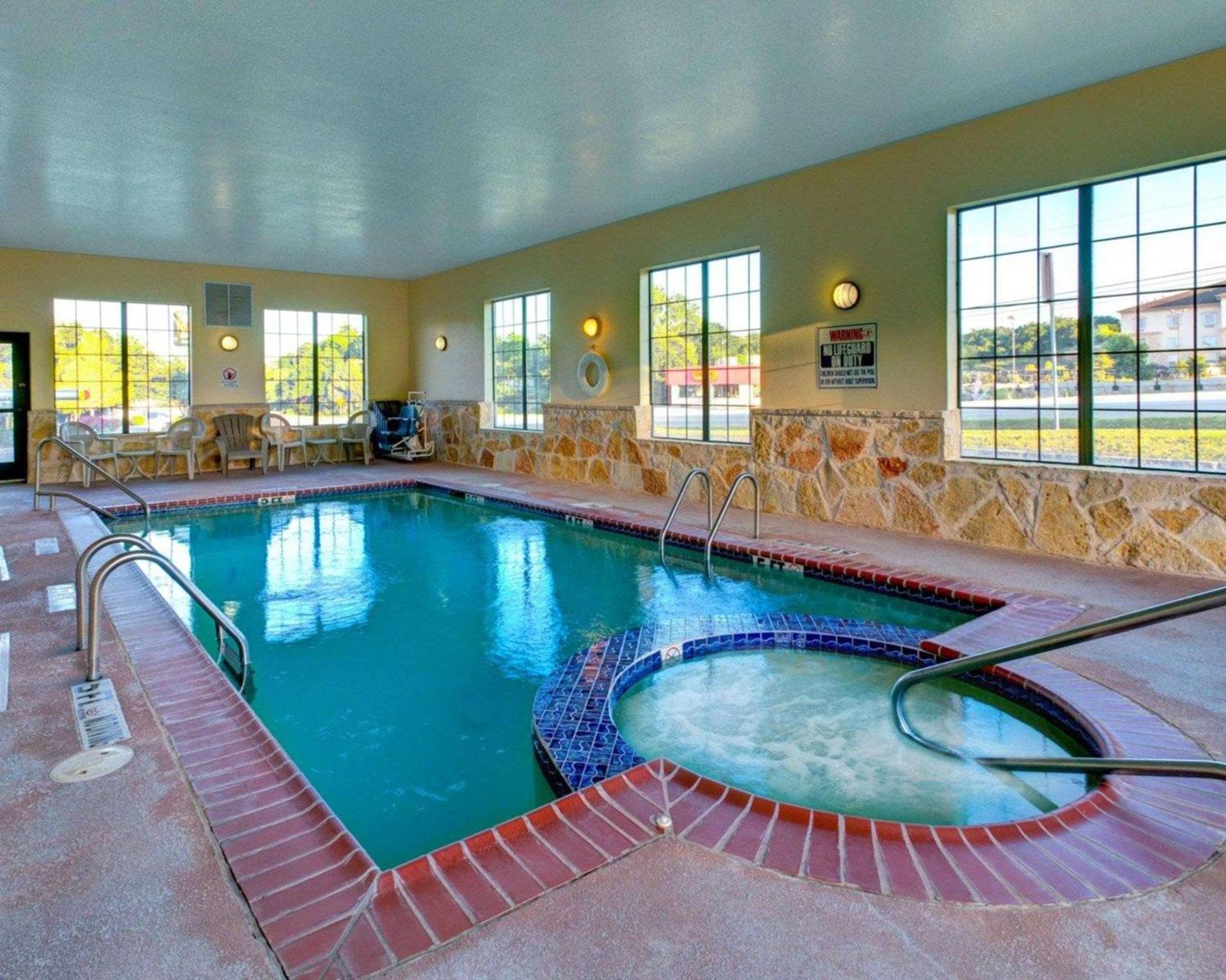 Quality Inn & Suites Glen Rose photo 4