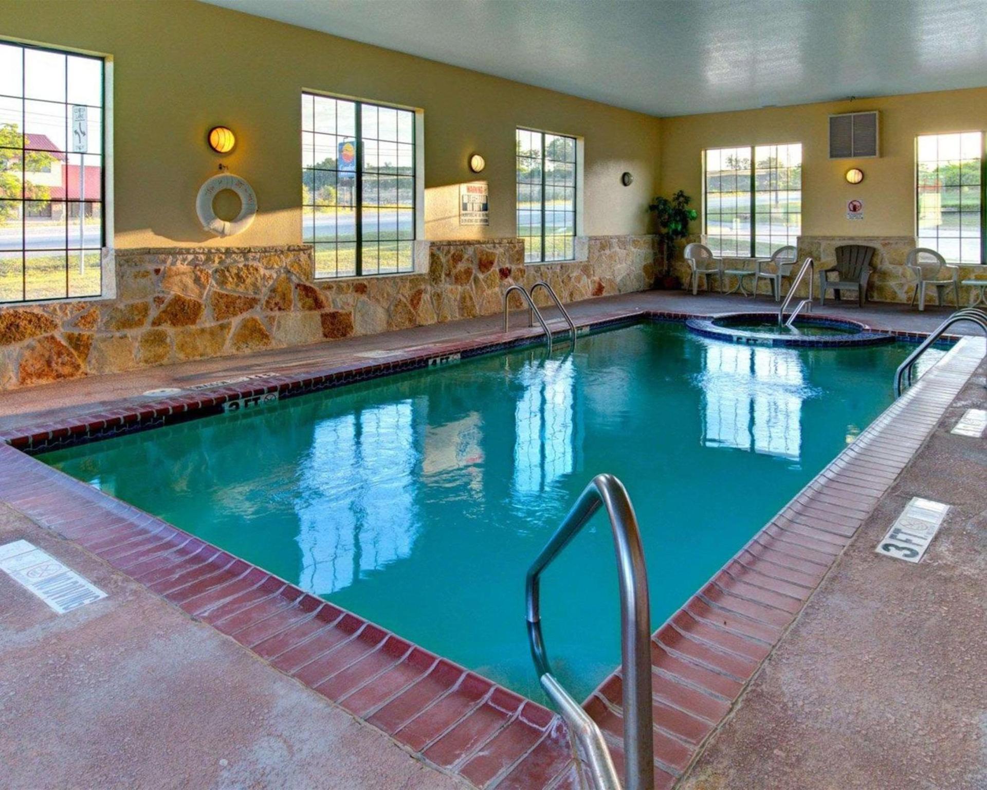 Quality Inn & Suites Glen Rose photo 5