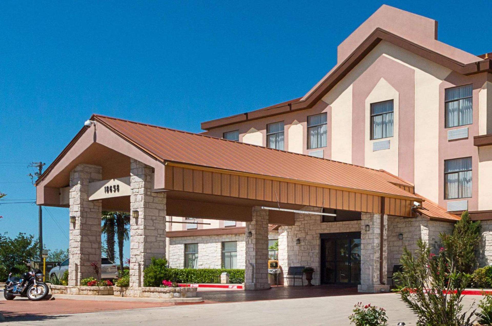 Quality Inn & Suites Buda photo 2