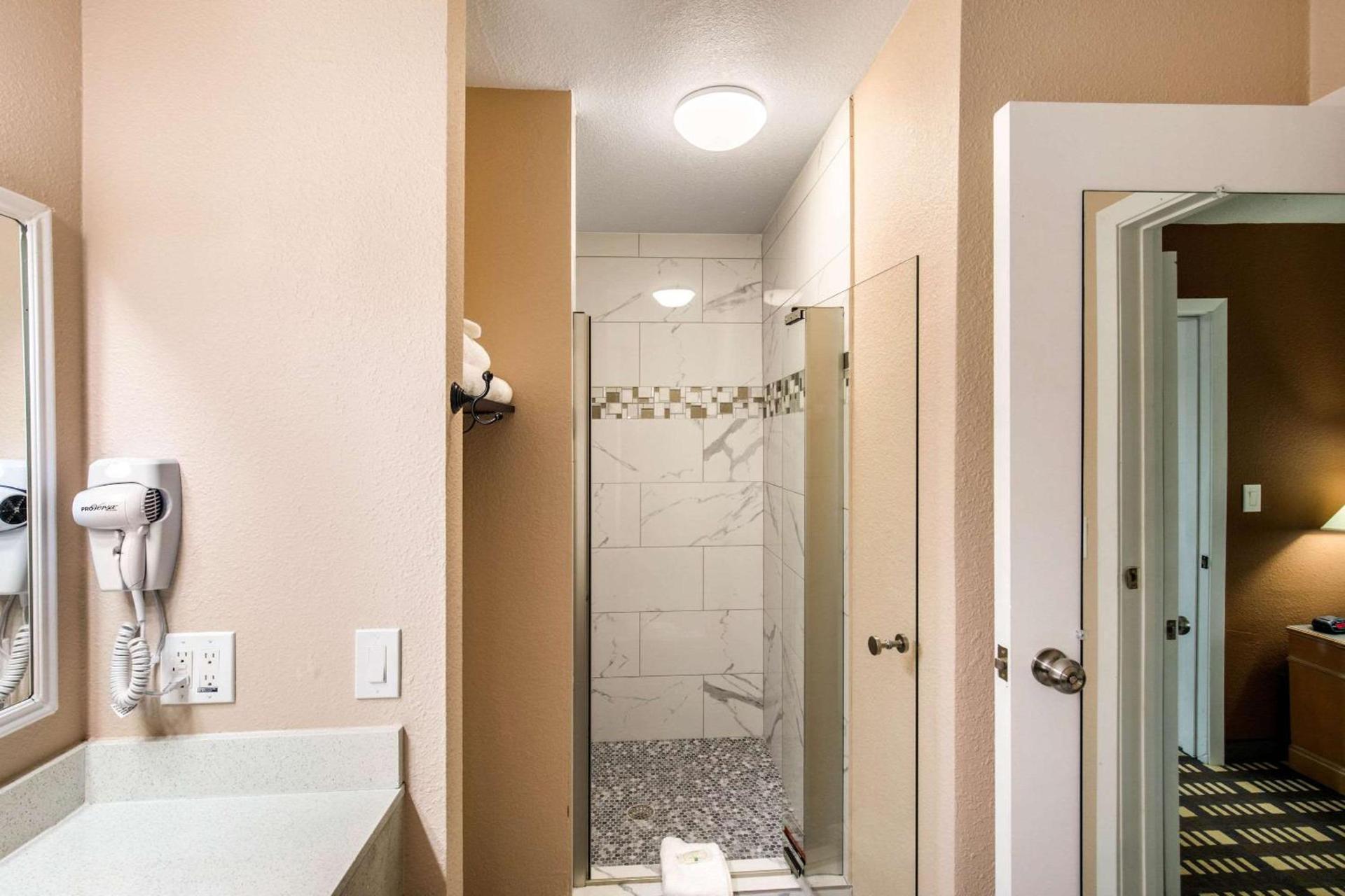 Quality Inn & Suites Plano East - Richardson photo 9