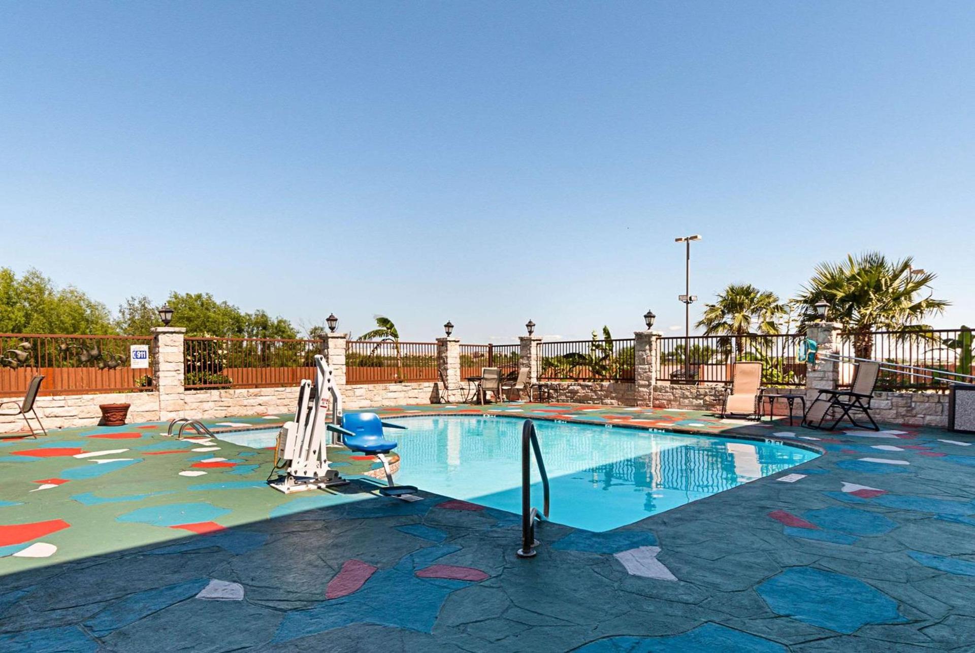 Quality Inn & Suites Buda photo 4