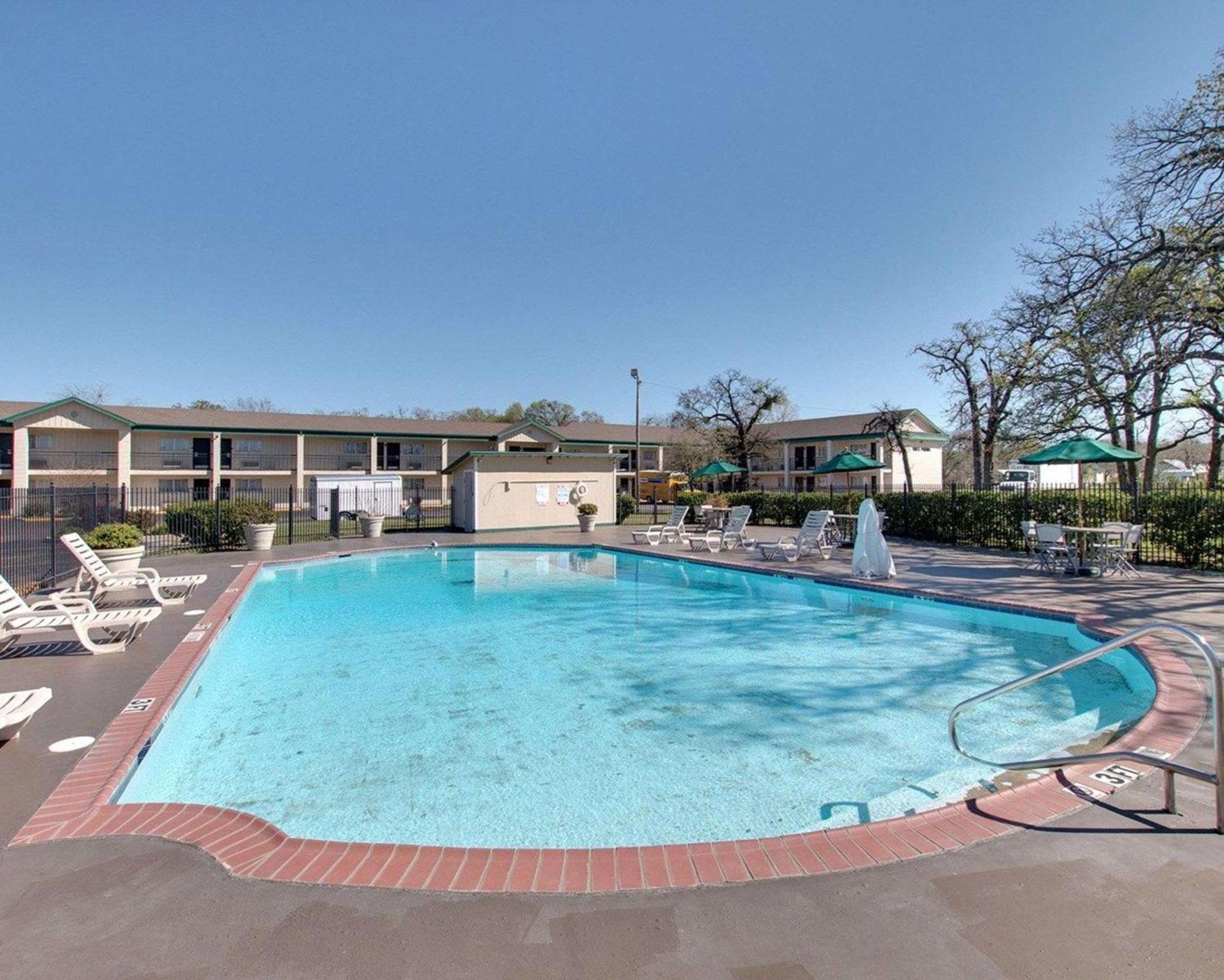 Days Inn by Wyndham Gatesville photo 8