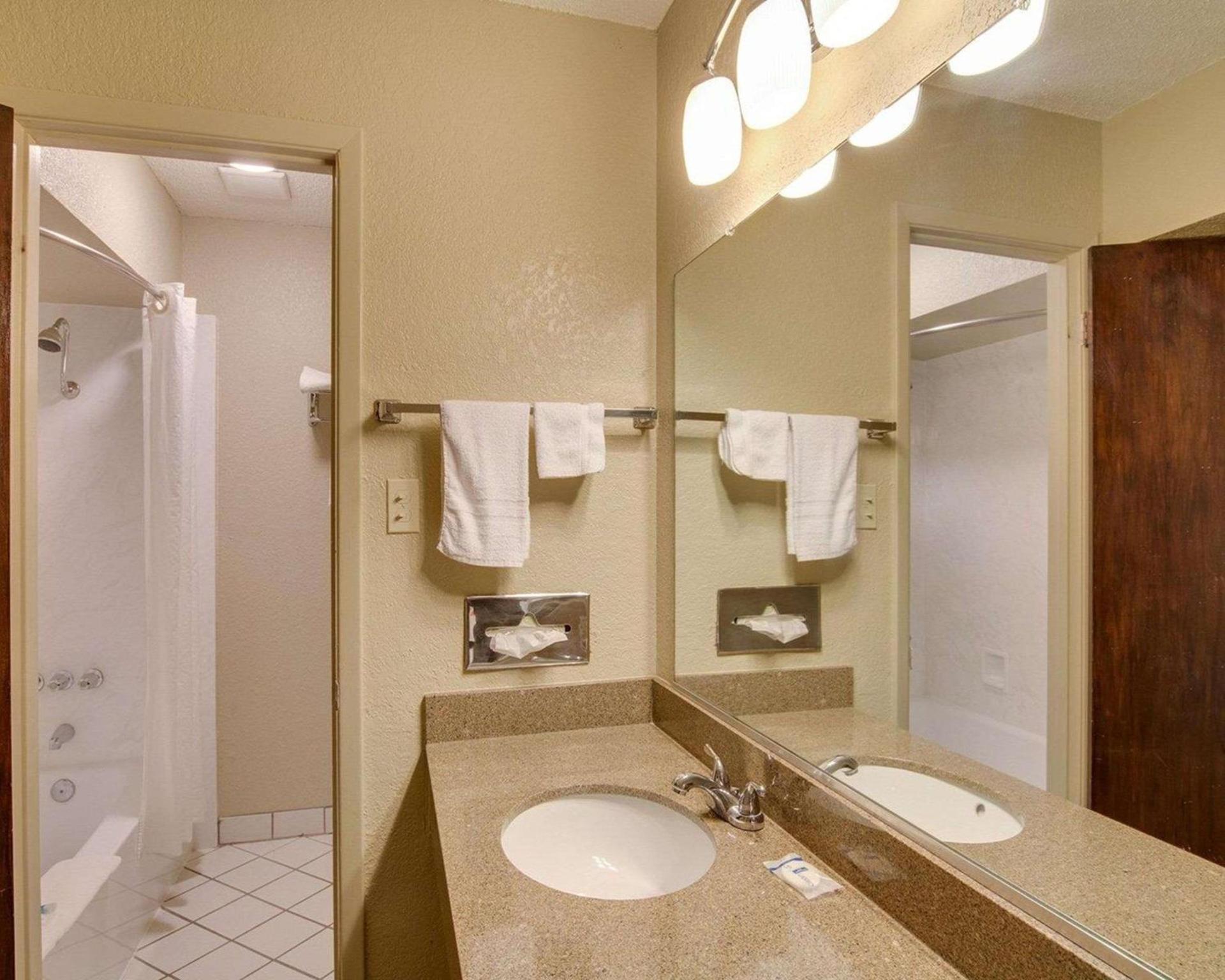 Days Inn by Wyndham Gatesville photo 17
