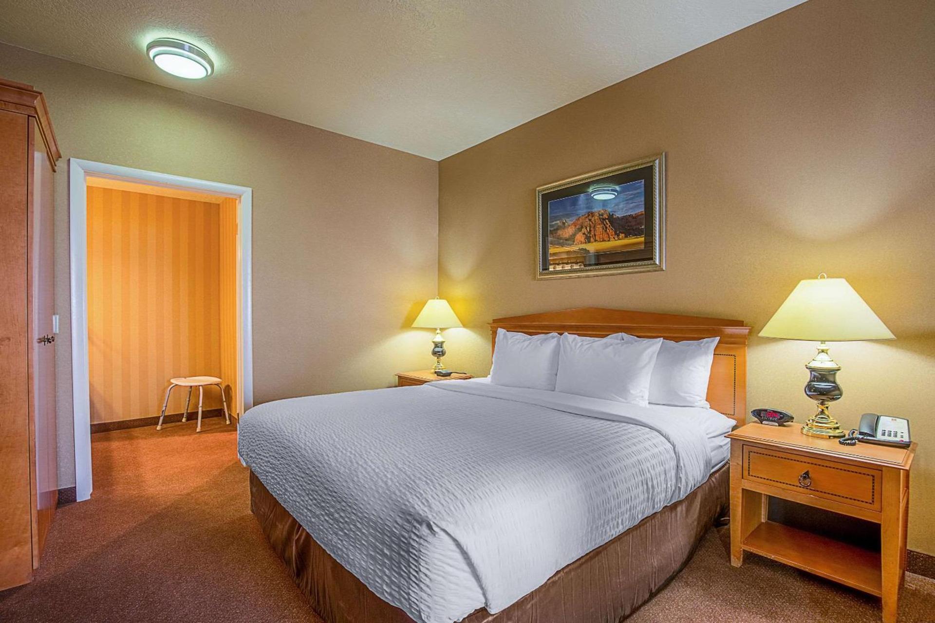 Clarion Suites St George - Convention Center Area photo 9