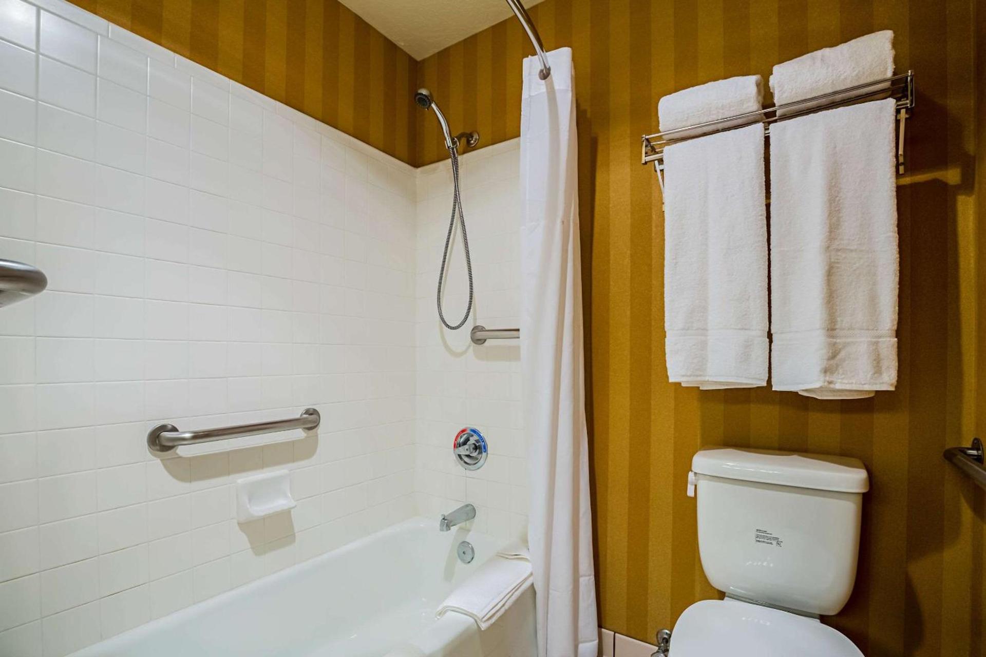 Clarion Suites St George - Convention Center Area photo 13