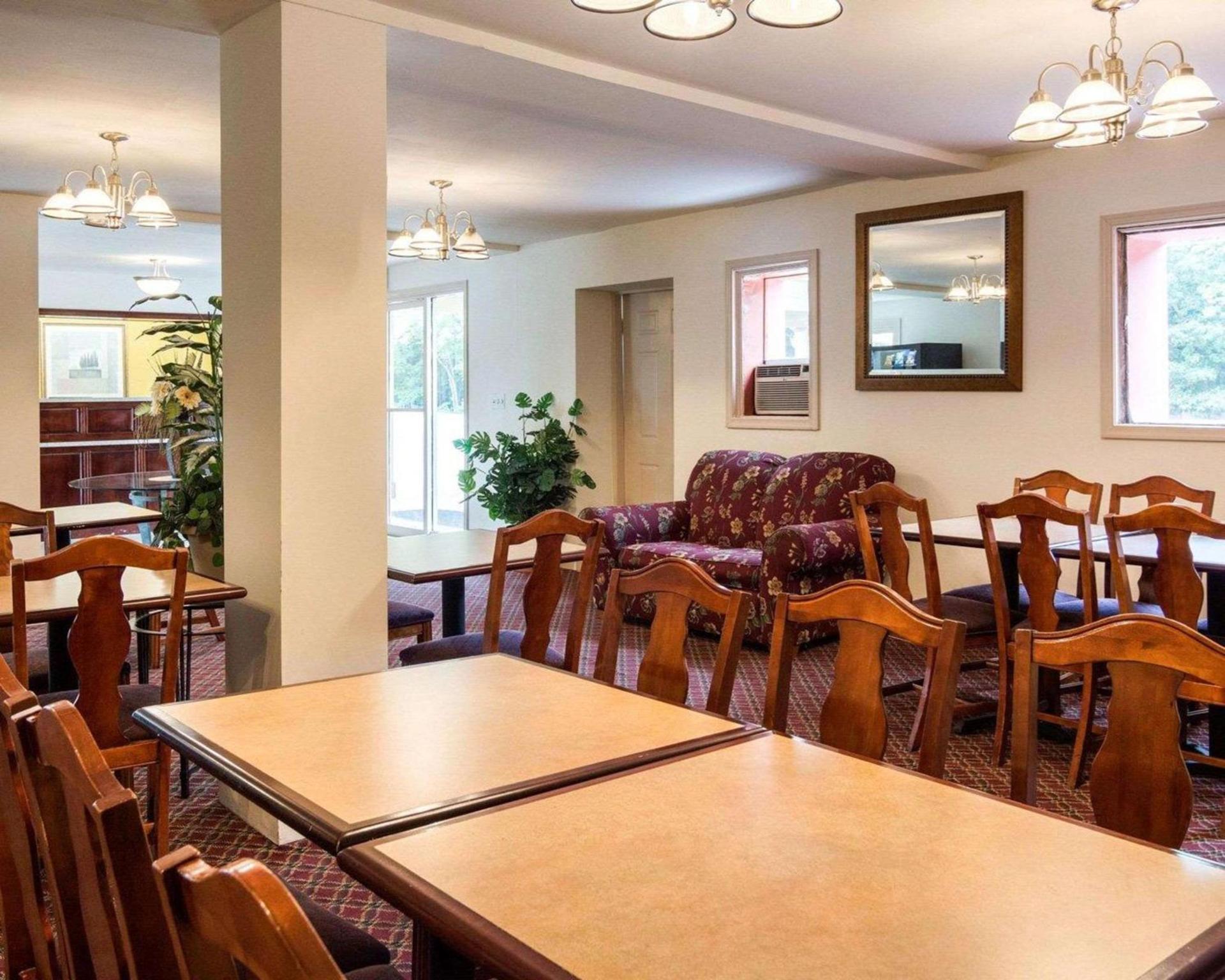 Econo Lodge Petersburg - Fort Lee photo 9