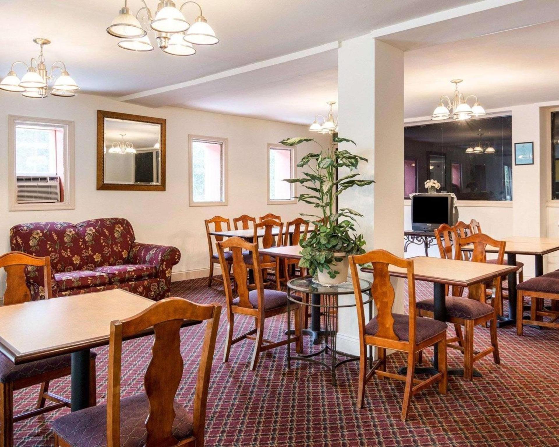 Econo Lodge Petersburg - Fort Lee photo 10