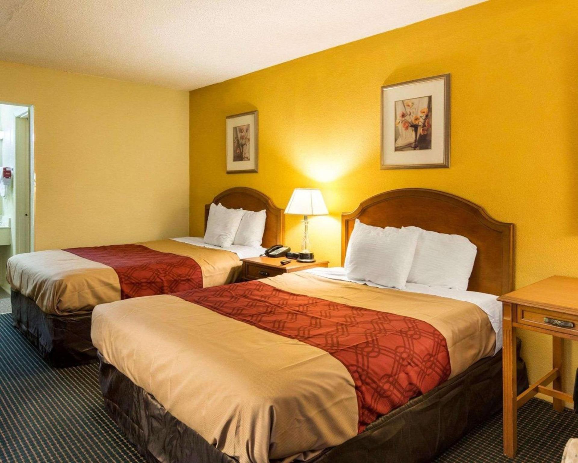 Econo Lodge Petersburg - Fort Lee photo 12