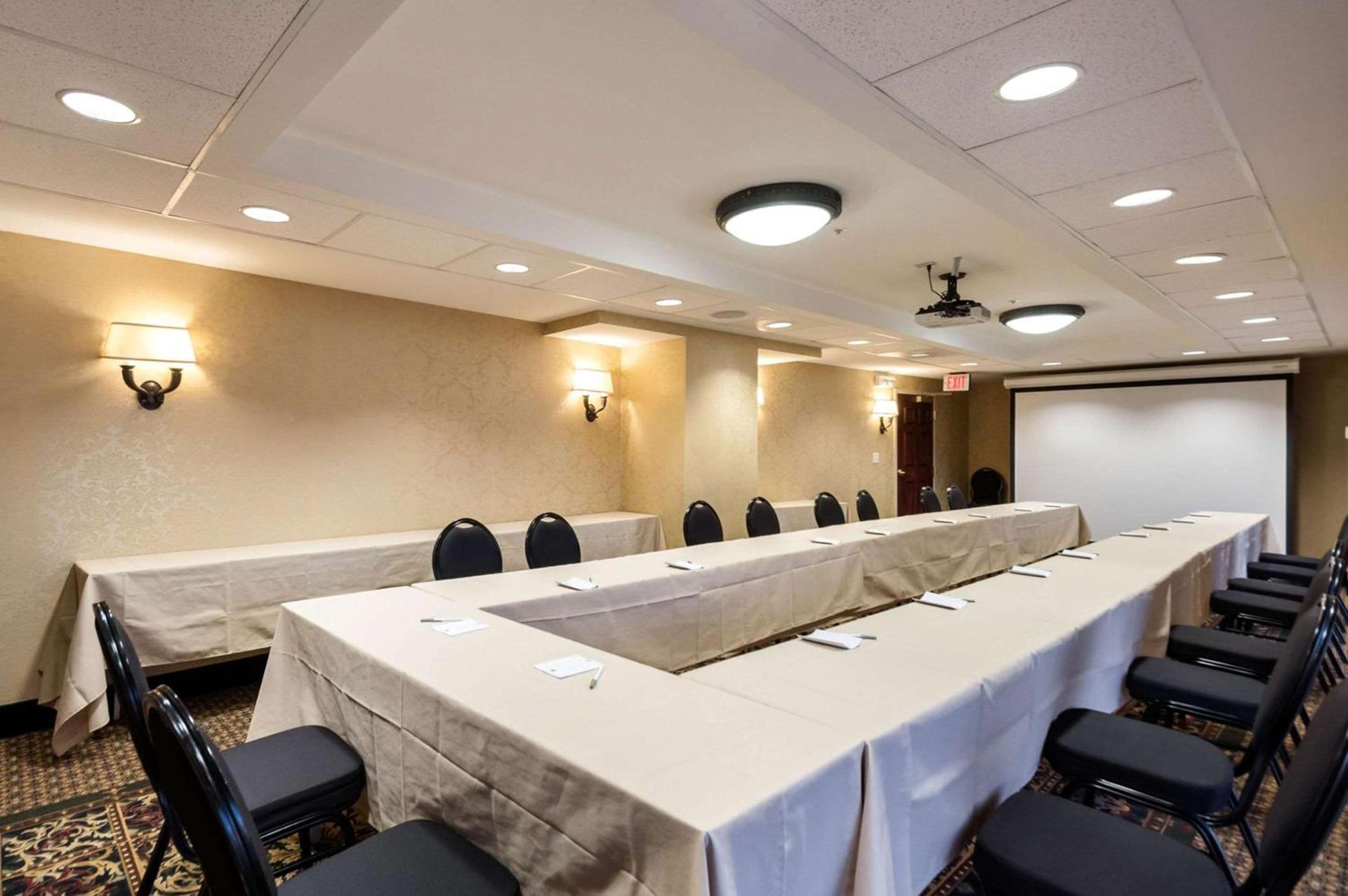 Clarion Collection Hotel Arlington Court Suites photo 65