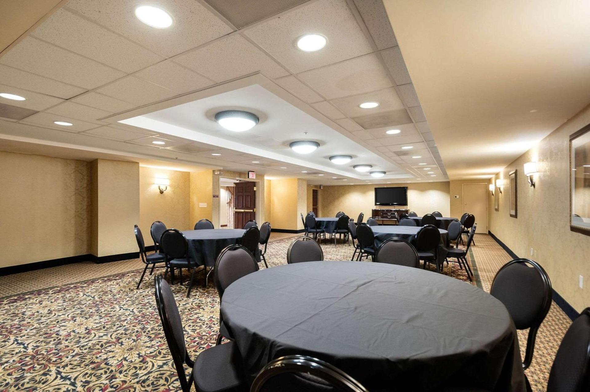 Clarion Collection Hotel Arlington Court Suites photo 67