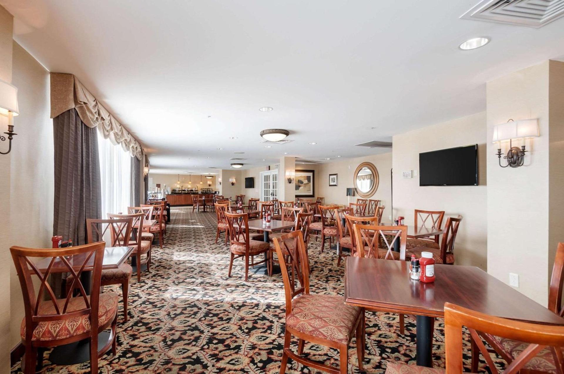 Clarion Collection Hotel Arlington Court Suites photo 70
