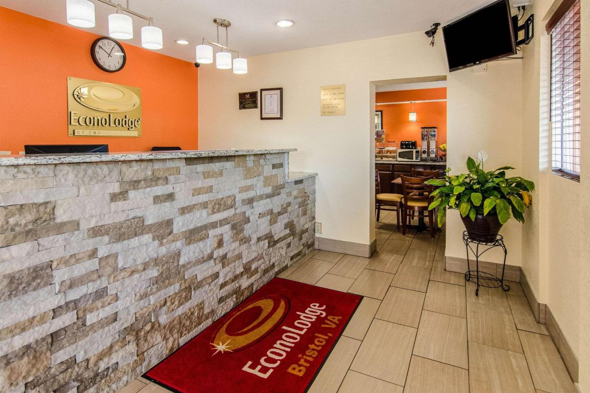 Econo Lodge Near Motor Speedway photo 2