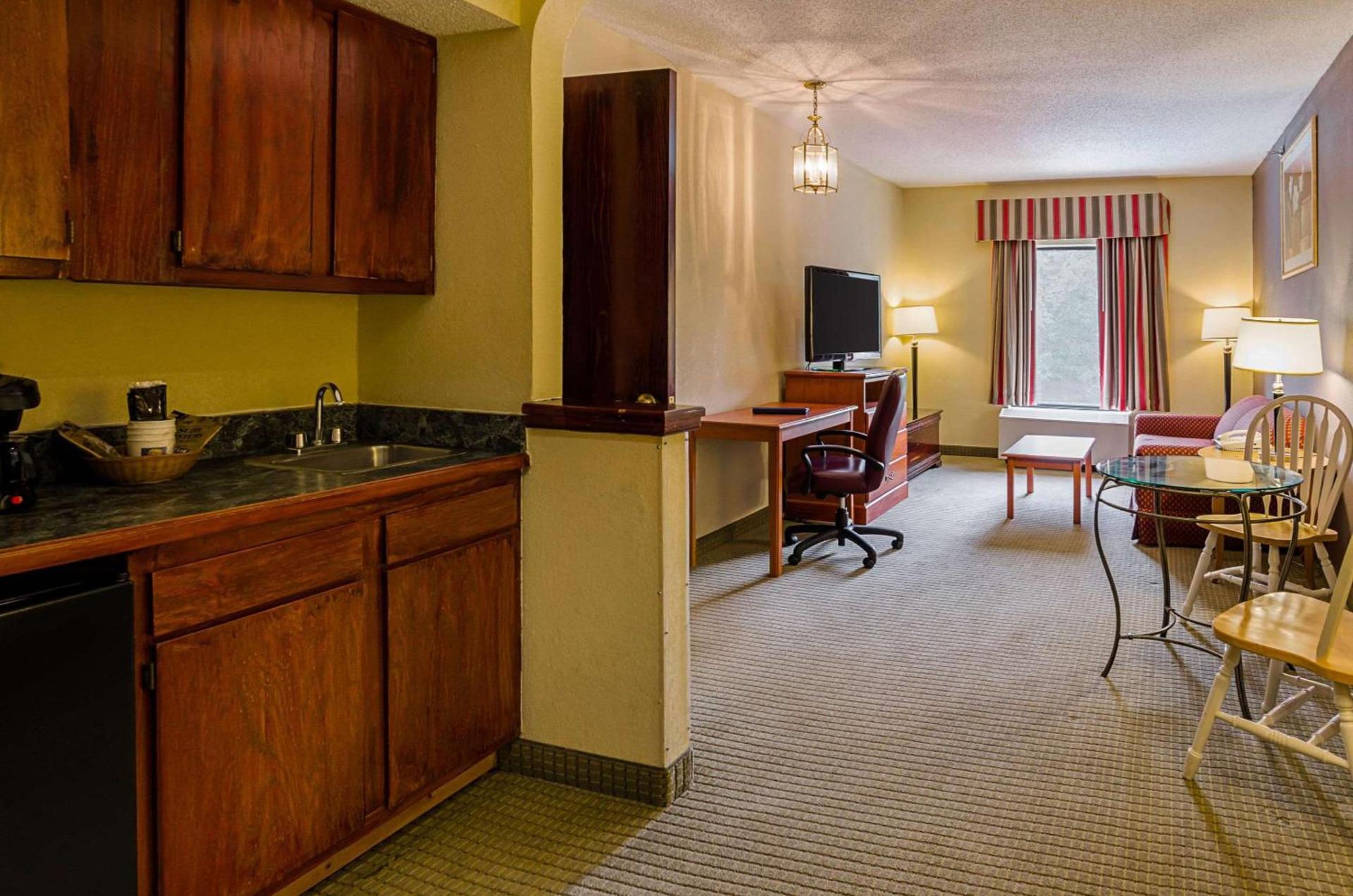 Quality Suites Altavista - Lynchburg South photo 5