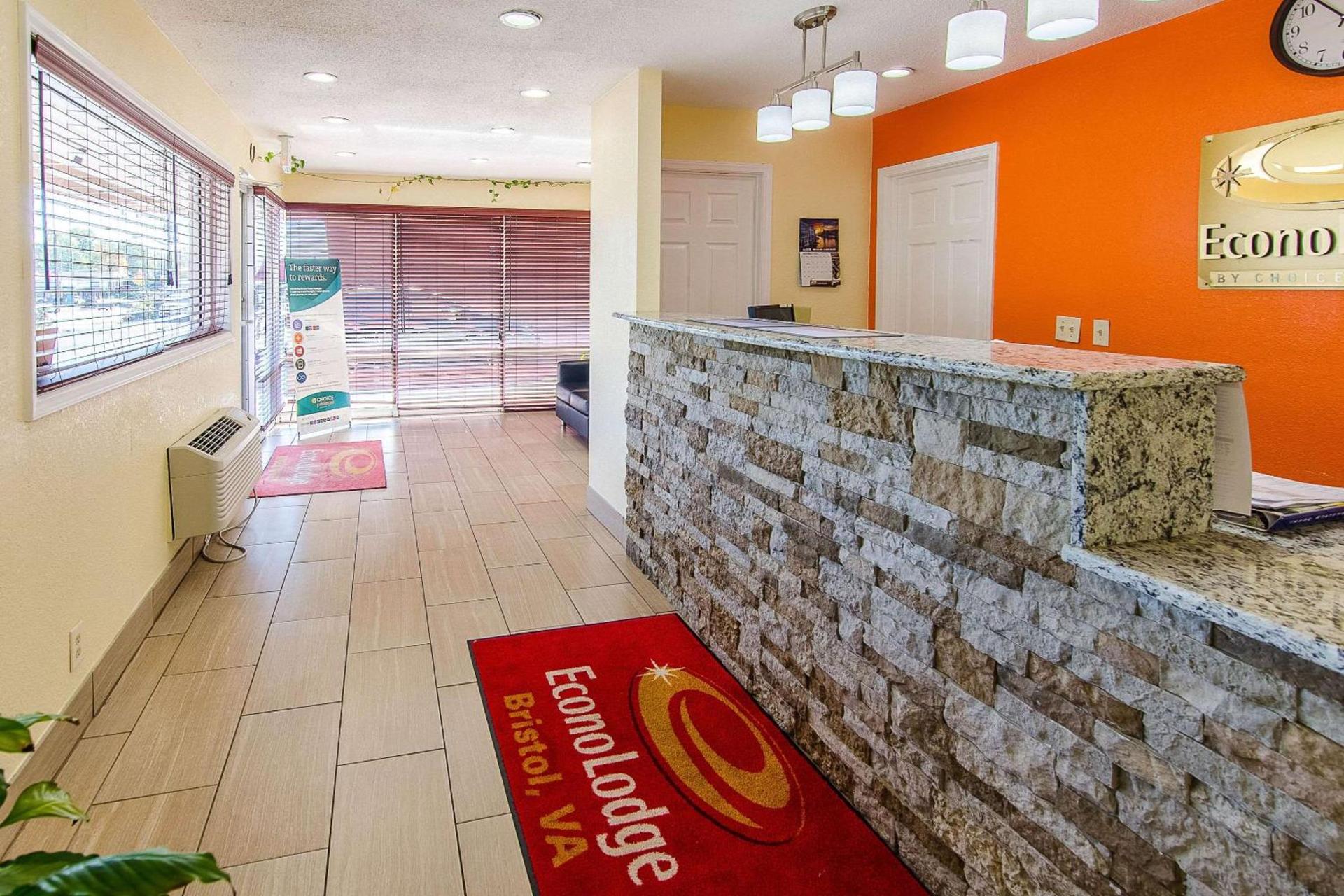 Econo Lodge Near Motor Speedway photo 4
