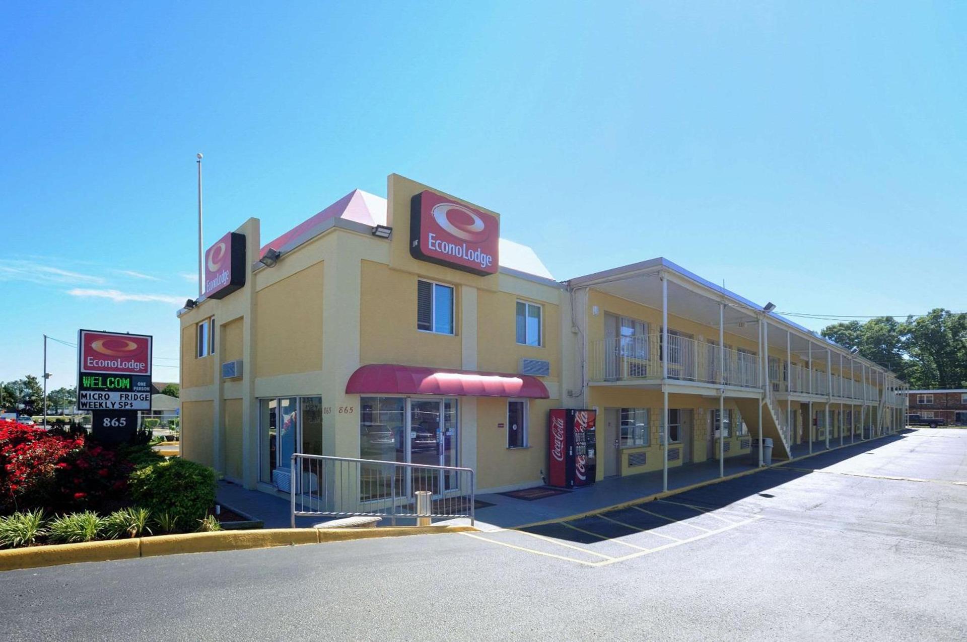 Econo Lodge at Military Circle photo 1