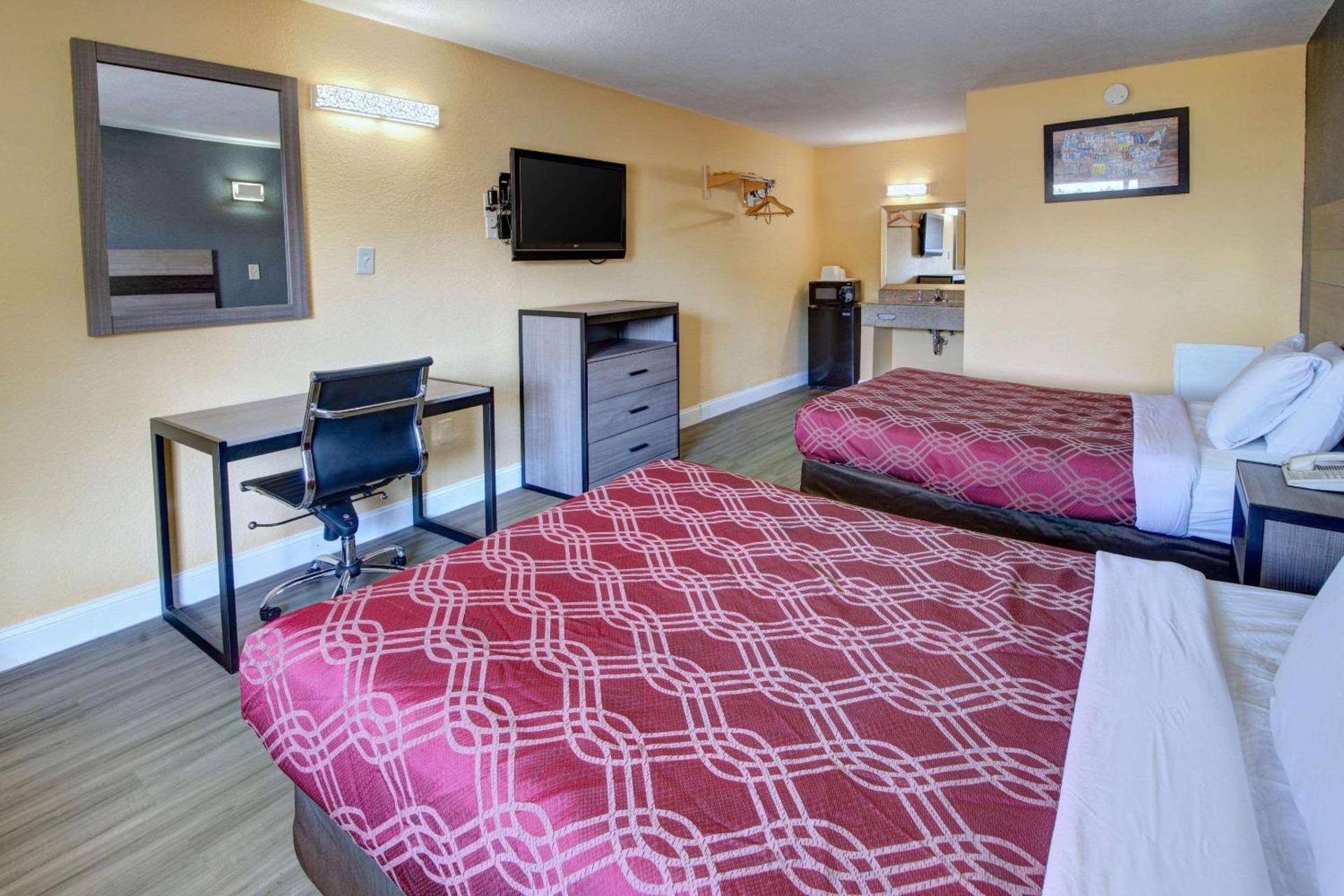 Econo Lodge at Military Circle photo 12