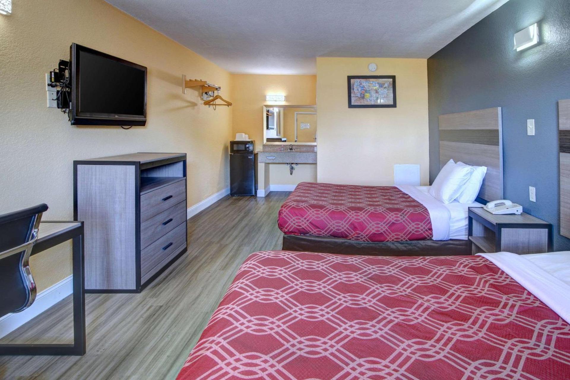 Econo Lodge at Military Circle photo 3