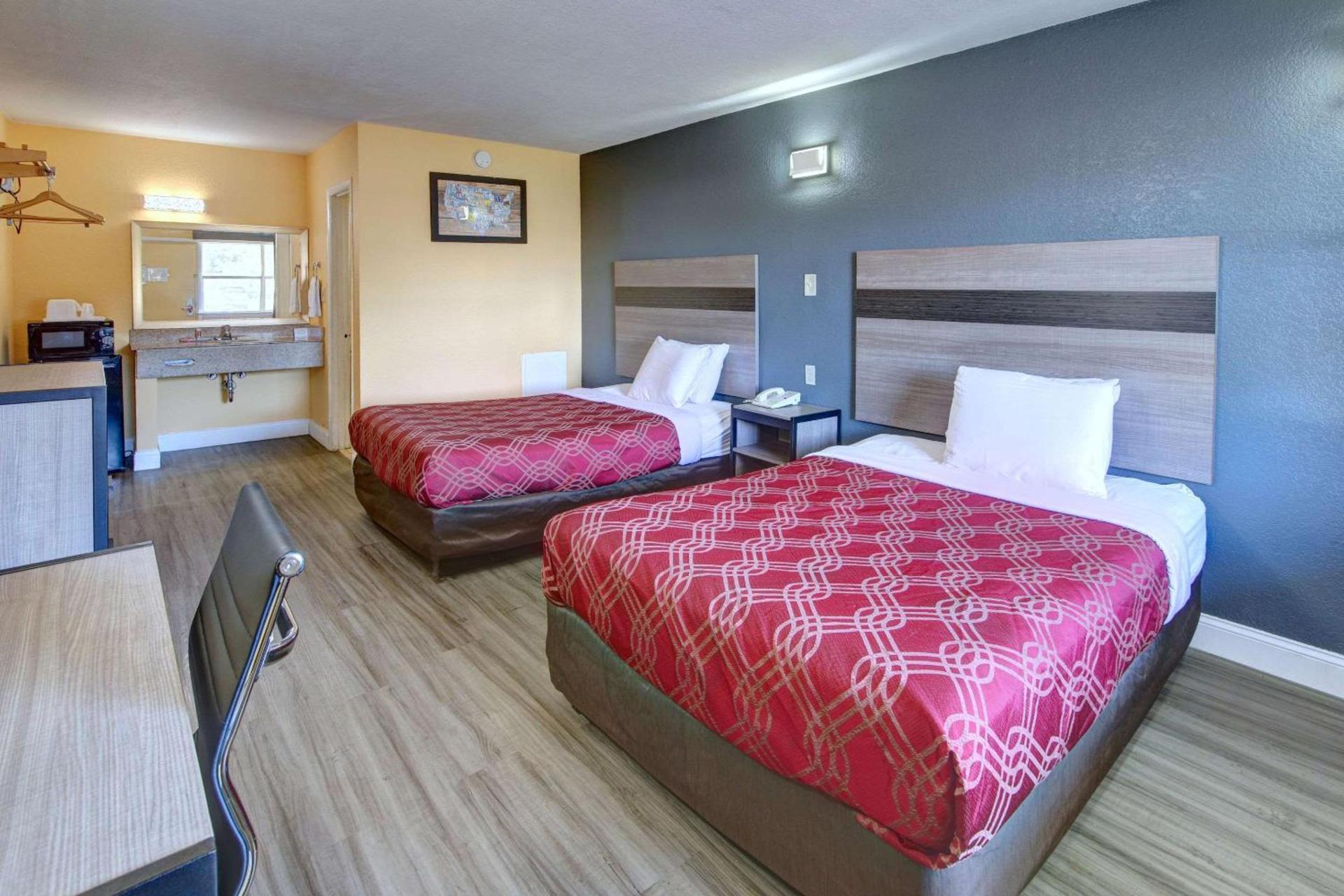 Econo Lodge at Military Circle photo 10