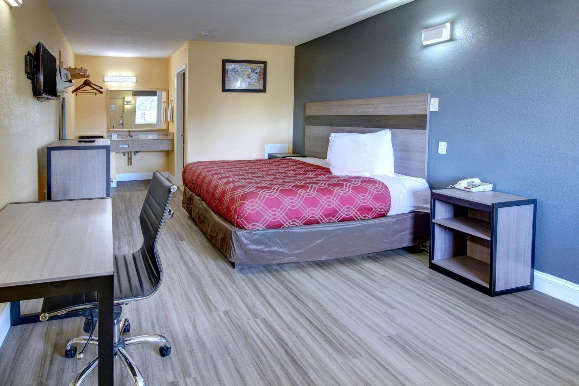 Econo Lodge at Military Circle photo 4