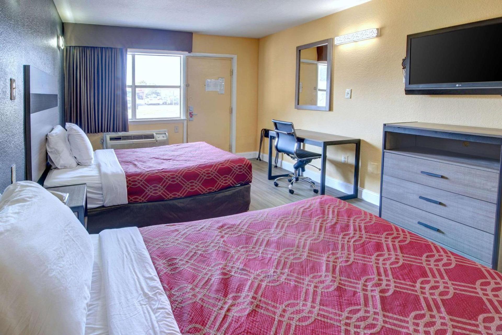 Econo Lodge at Military Circle photo 11