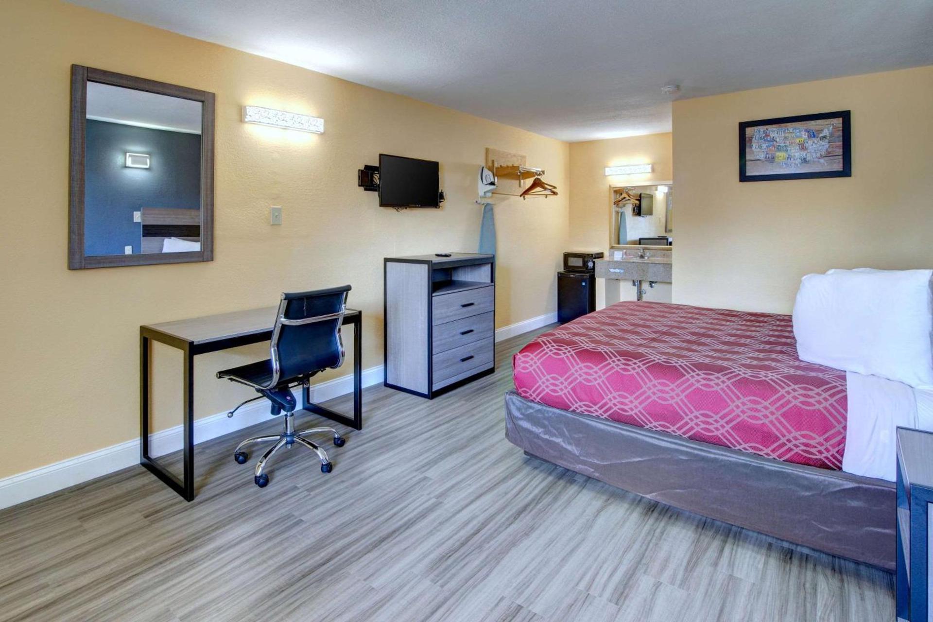 Econo Lodge at Military Circle photo 16