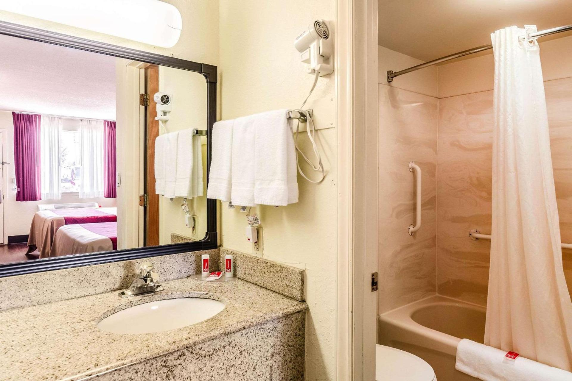 Econo Lodge Christiansburg-Blacksburg I-81 photo 14