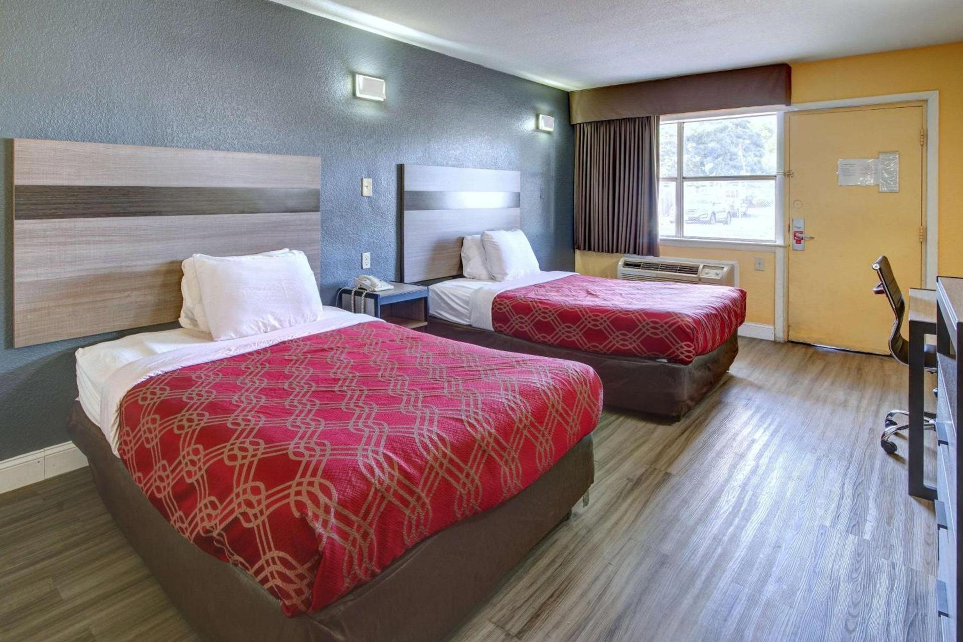 Econo Lodge at Military Circle photo 13
