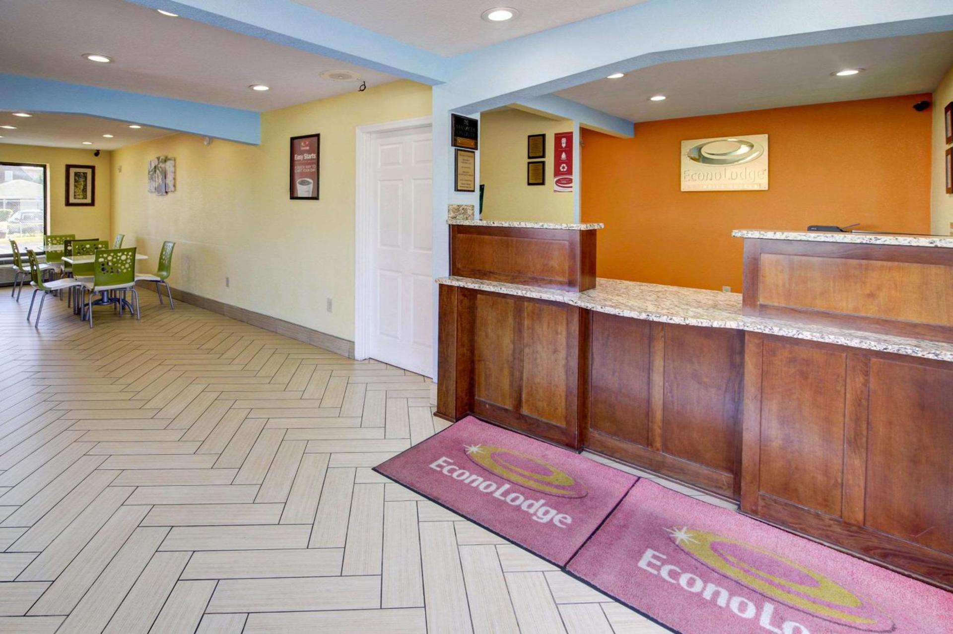 Econo Lodge at Military Circle photo 6