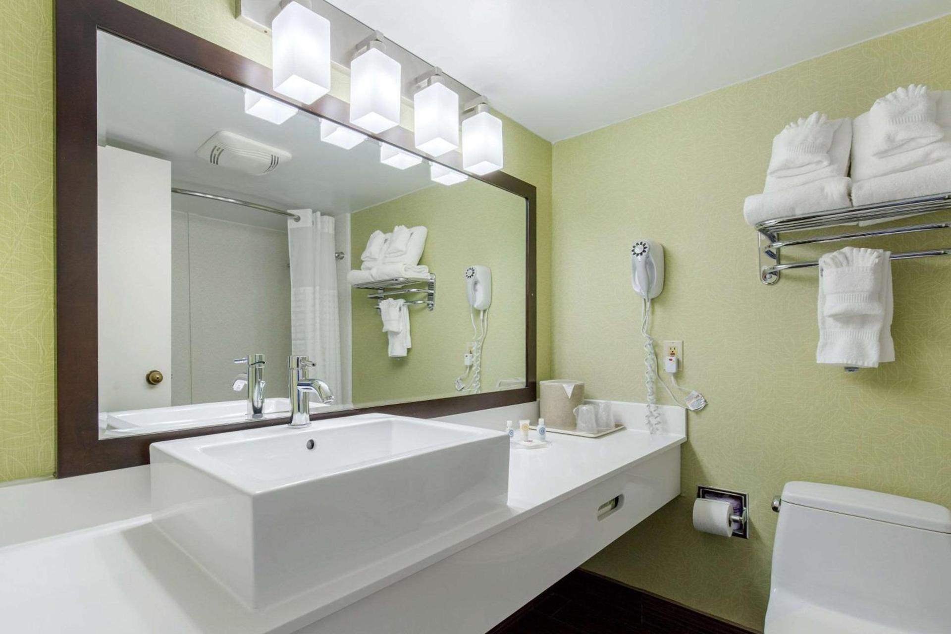 Coastal Hotel & Suites Virginia Beach - Oceanfront photo 17