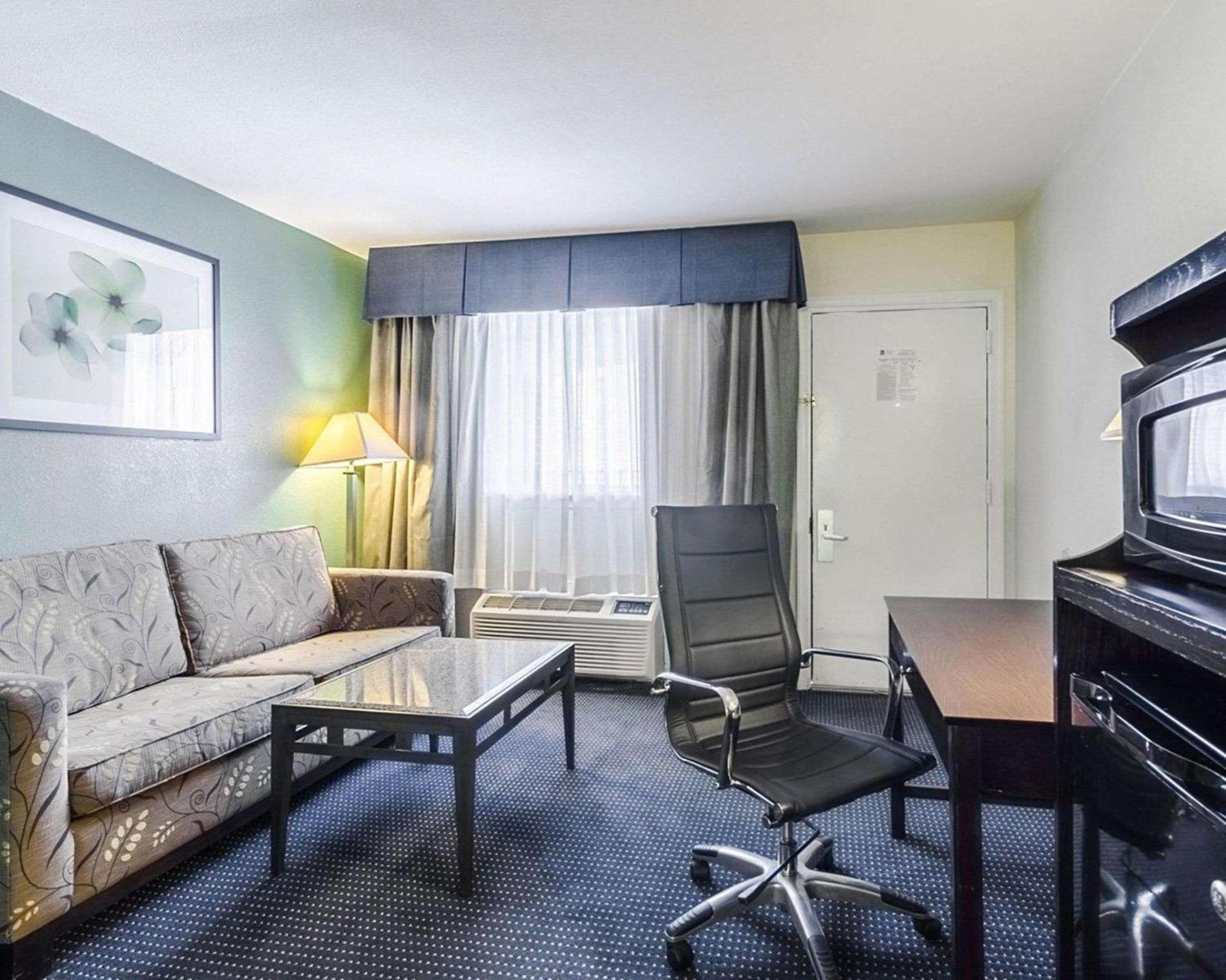 Rodeway Inn & Suites Williamsburg Central photo 12