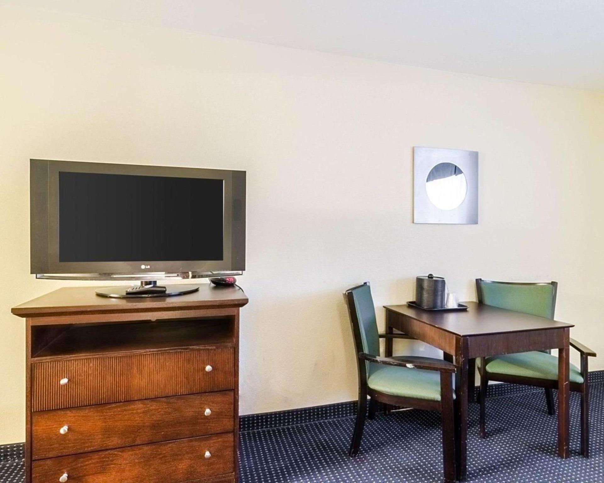 Rodeway Inn & Suites Williamsburg Central photo 24
