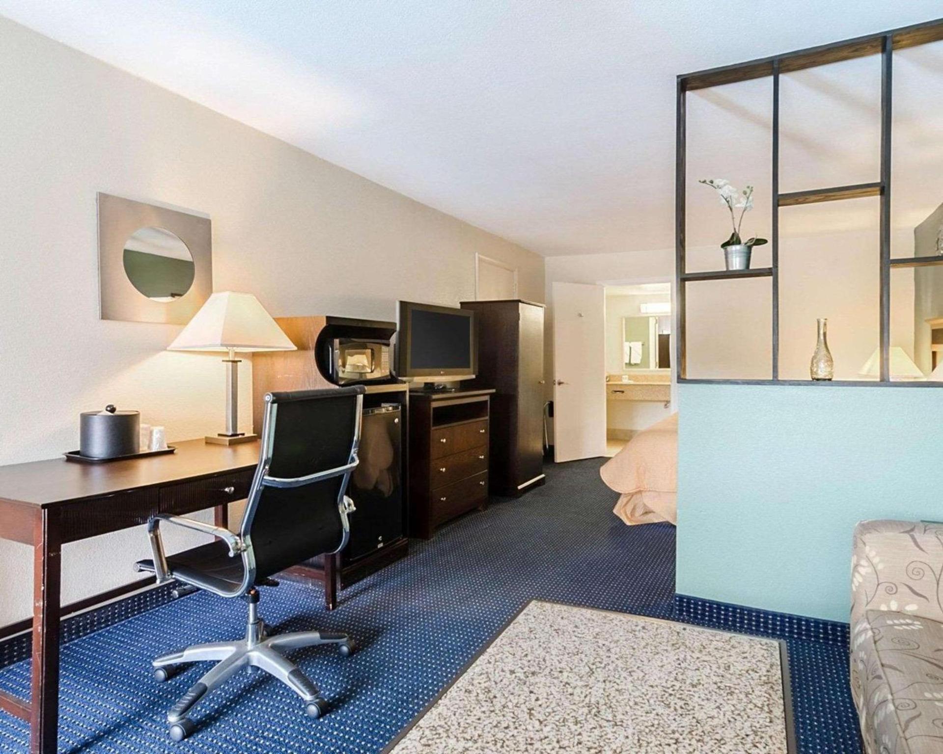 Rodeway Inn & Suites Williamsburg Central photo 22