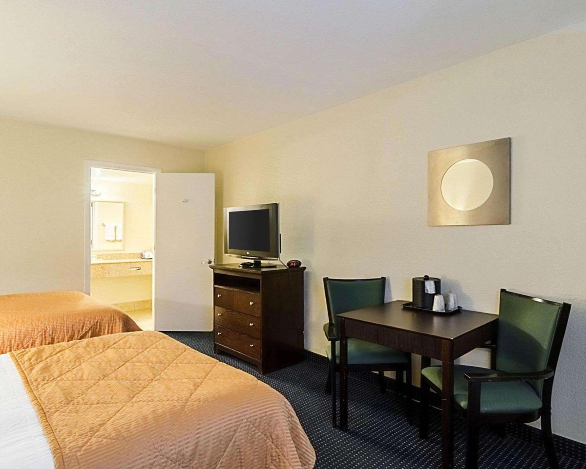 Rodeway Inn & Suites Williamsburg Central photo 8