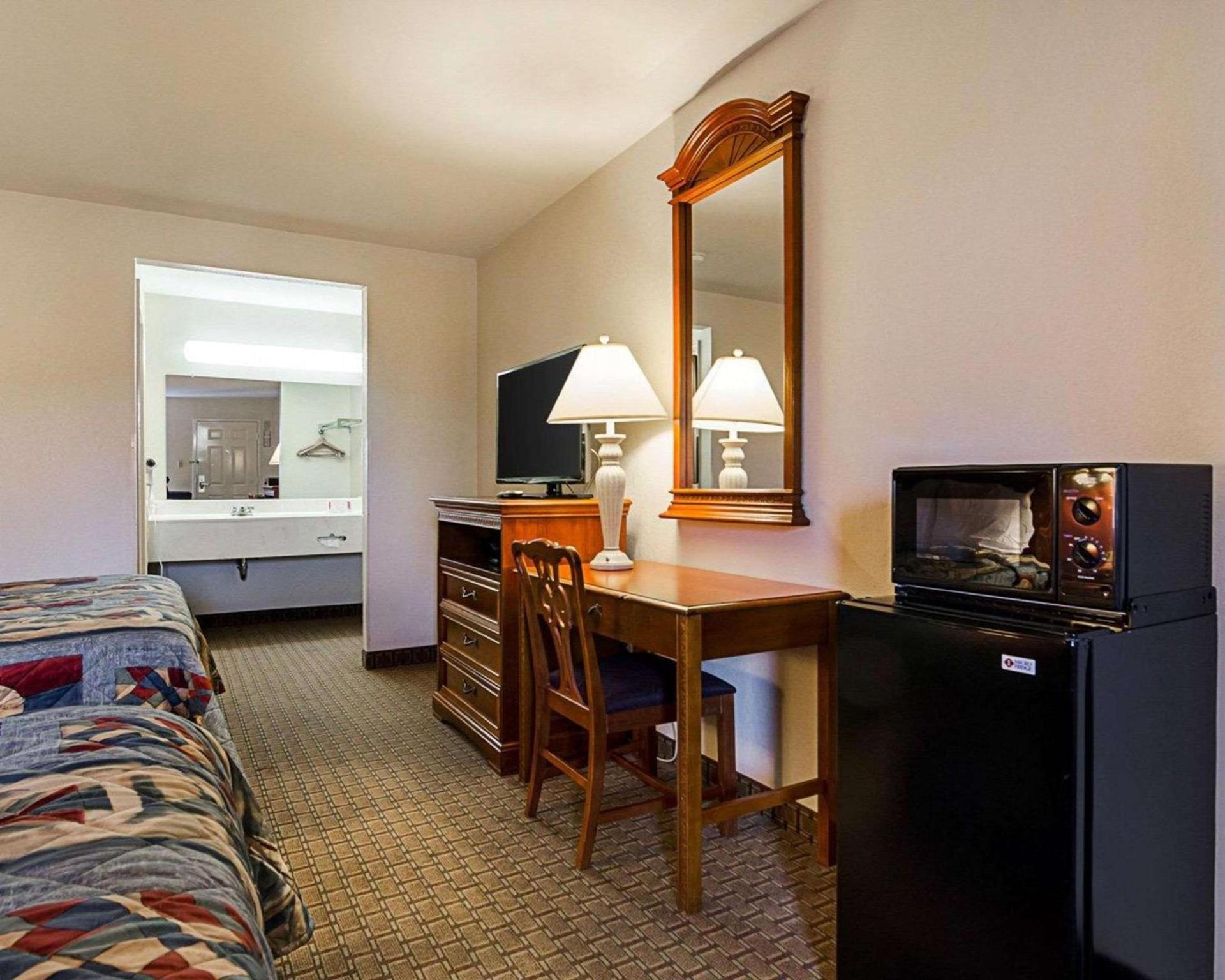 Econo Lodge Richmond North photo 6