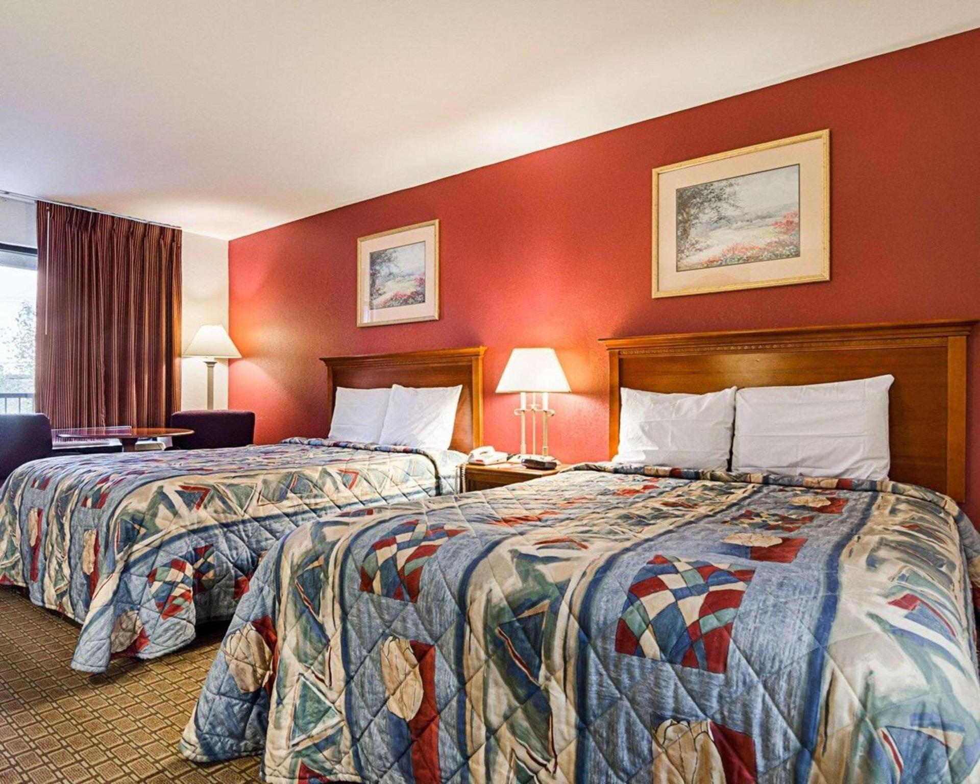 Econo Lodge Richmond North photo 7