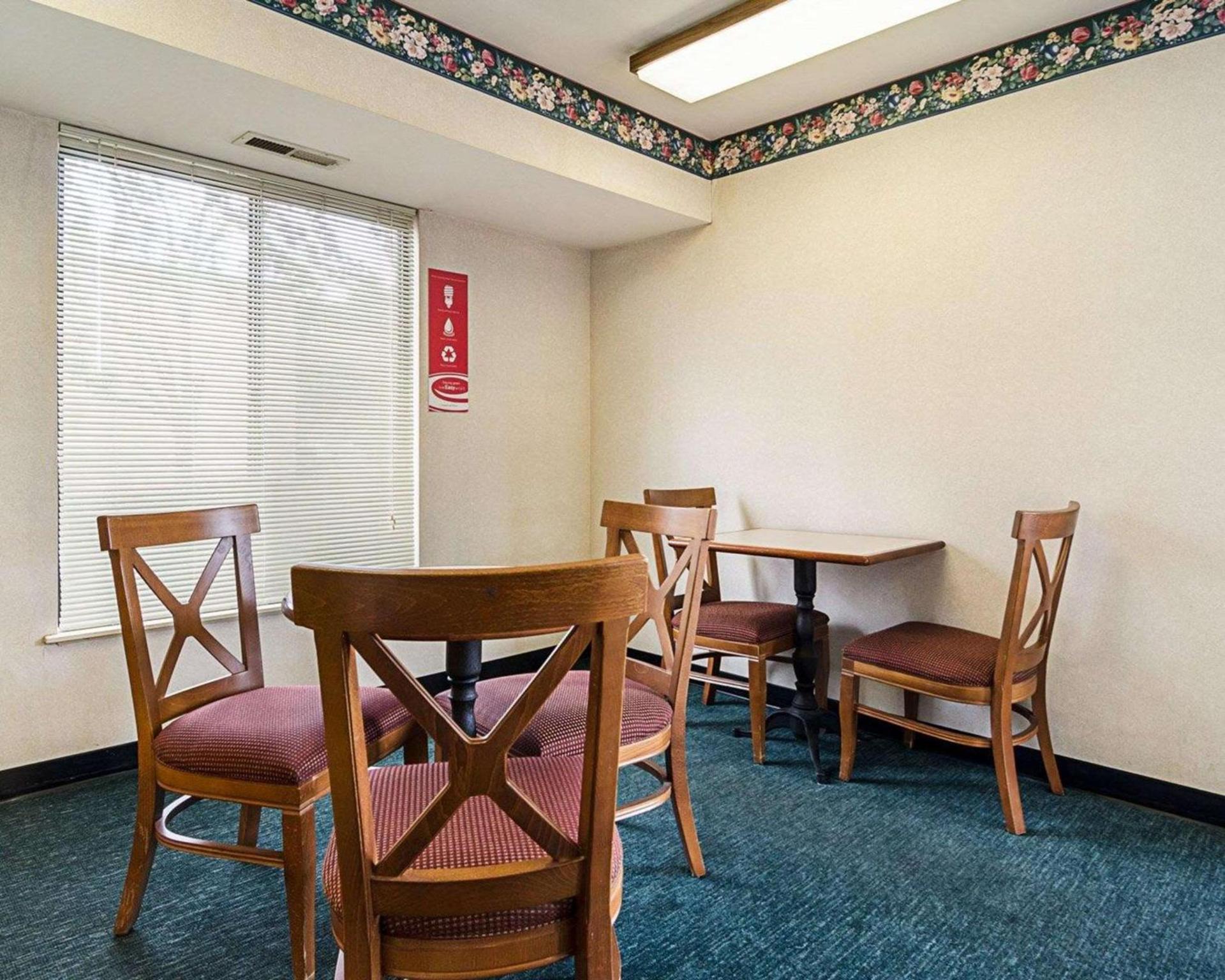 Econo Lodge Richmond North photo 8