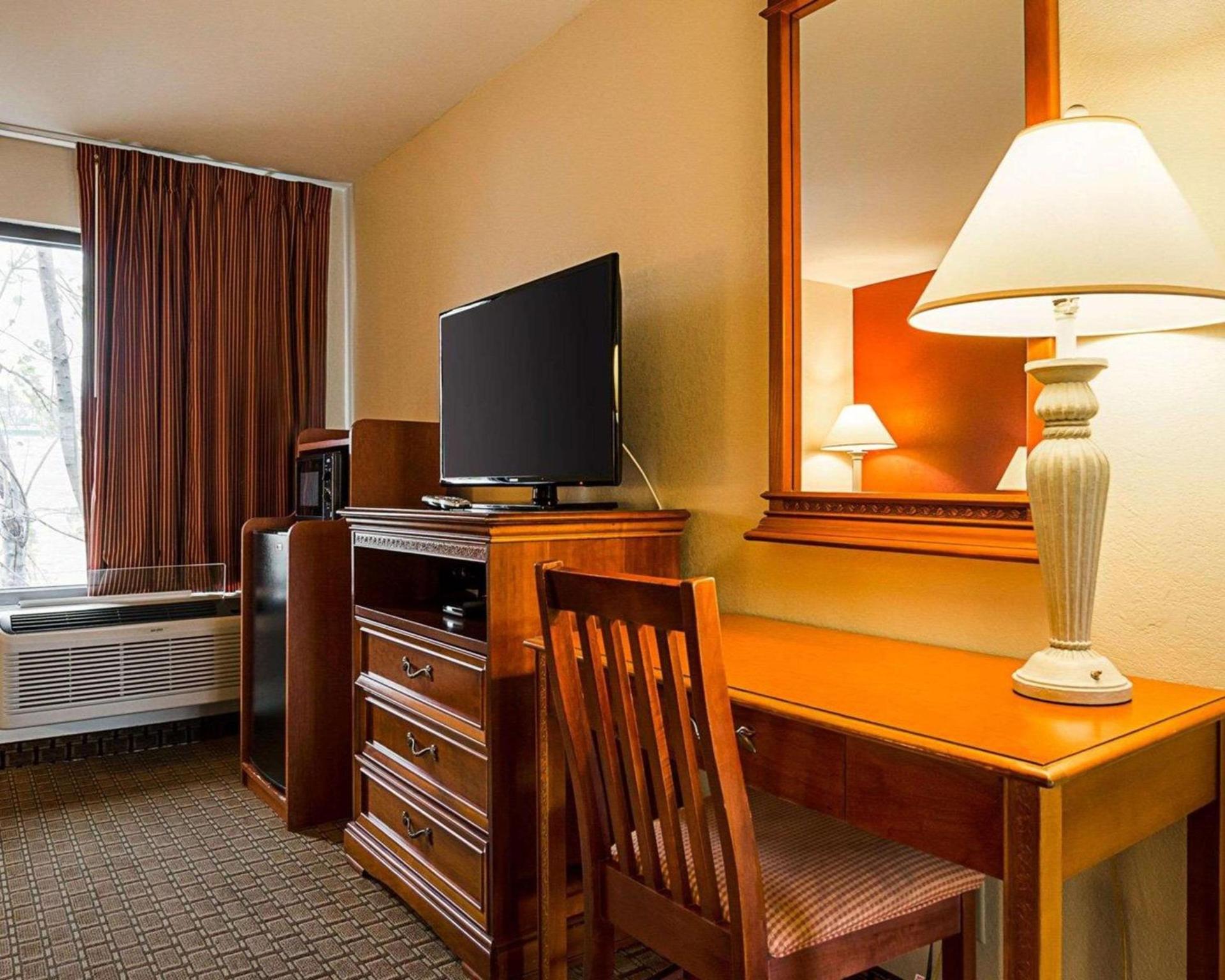 Econo Lodge Richmond North photo 9