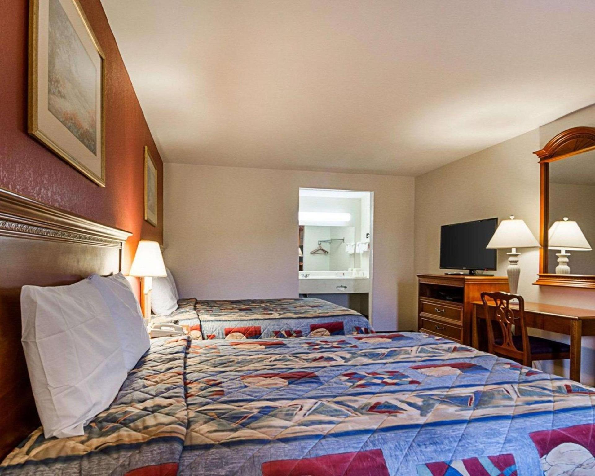 Econo Lodge Richmond North photo 12